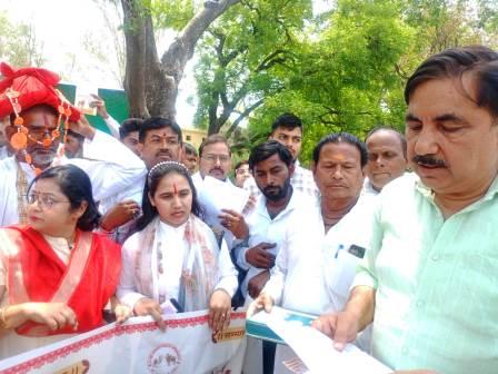 गौ माता को राष्ट्र माता घोषित करने की मांग: हाथरस में राष्ट्रपति व प्रधानमंत्री के नाम एसडीएम को सौंपा ज्ञापन