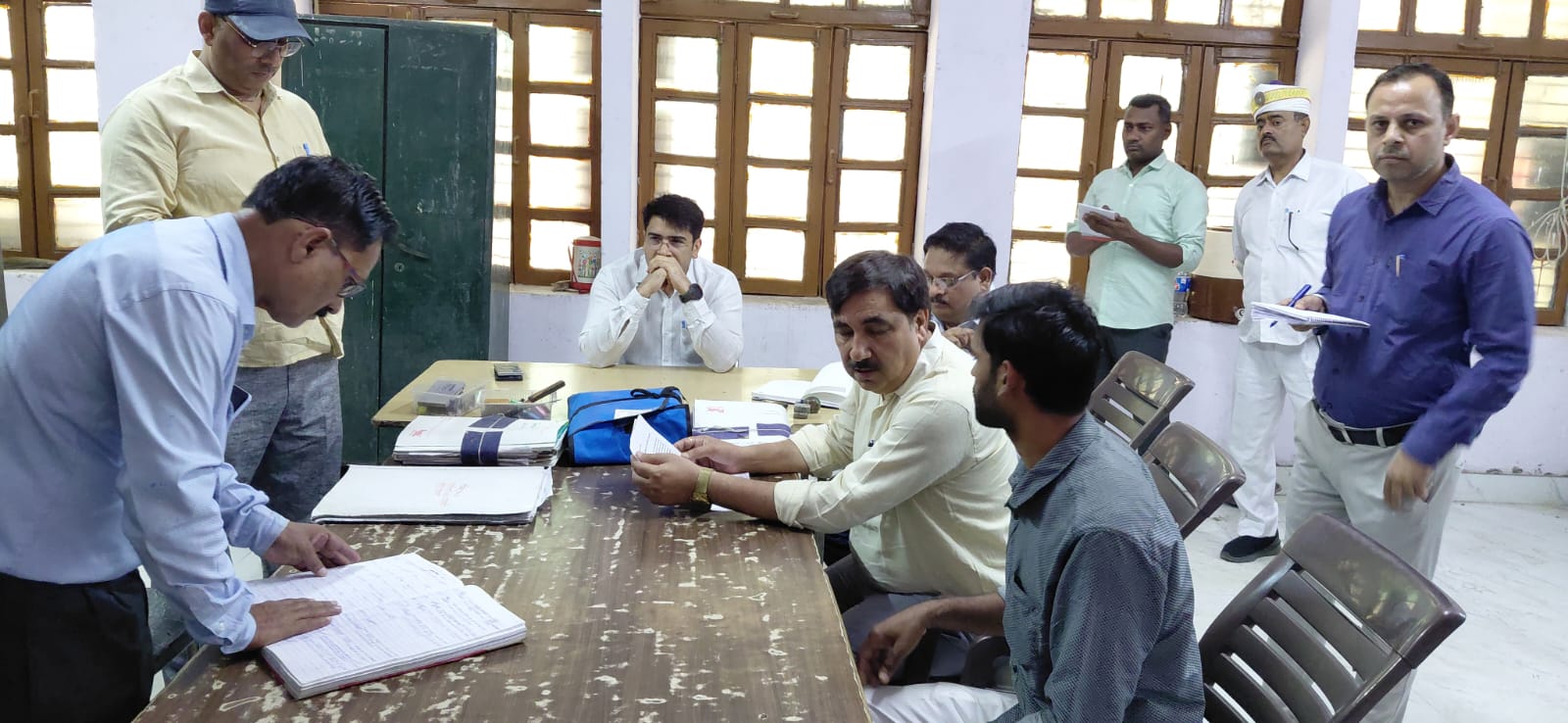 जिलाधिकारी ने हाथरस तहसील के संग्रह कार्यालय का किया औचक निरीक्षण, गबन की आशंका पर जांच के आदेश