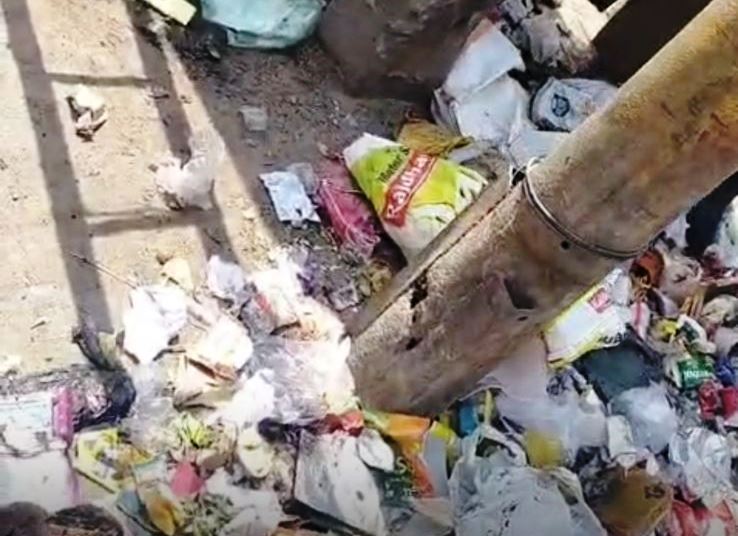 पानी की टंकी बनी डस्टबिन, कूड़ा-करकट के चलते गंदगी और दुर्गंध का आलम