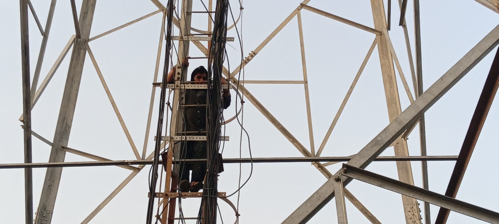 हाथरस में हाई वोल्टेज ड्रामा, 3 घंटे तक टावर पर चढ़ी रही 30 वर्षीय महिला, प्रेमी को देख नीचे उतरी, मौके पर उमड़ी भारी भीड़