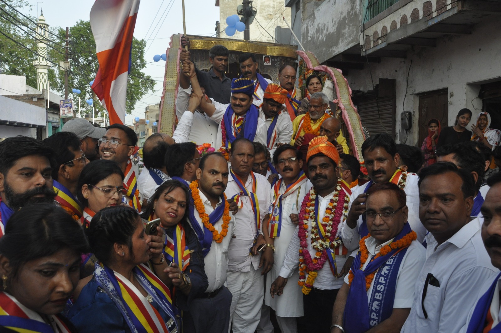हाथरस में डॉ. भीमराव अंबेडकर की भव्य शोभायात्रा, आकर्षक झांकियों और बैंड-बाजों ने मोहा मन, जगह-जगह हुआ पुष्प वर्षा से स्वागत