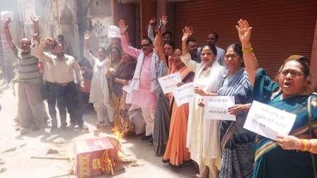 सिकंदराराऊ विधायक ने कॉलेजों में छात्राओं से किया संवाद, नारी सुरक्षा का दिलाया भरोसा, जन आक्रोश रैली निकाल कर विरोध प्रदर्शन किया