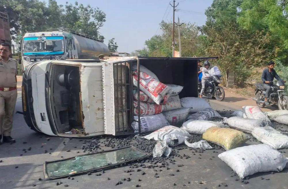 सादाबाद : अनियंत्रित होकर पलटी कोयले से लदी लोडर, हाथरस रोड पर हुए हादसे में लोडर सवार दो घायल