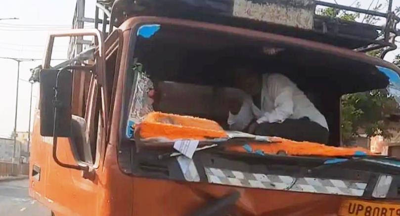 सादाबाद : डंपर की टक्कर से कैंटर क्षतिग्रस्त, आगरा बाईपास रोड पर एक्सिस बैंक के निकट हुआ हादसा