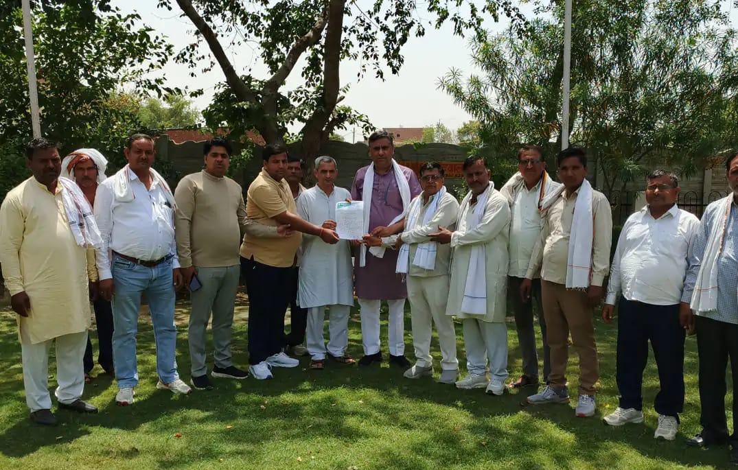 सादाबाद : प्रधानों ने की कार्यकाल विस्तार की मांग, मुख्यमंत्री के नाम विधायक गुड्डू चौधरी को सौंपा ज्ञापन