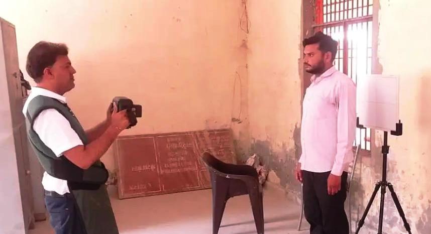 सादाबाद : घर पर ही उपचार दे रहा स्वास्थ्य विभाग, पोर्टेबल एक्सरे मशीन से किए जा रहे हैं एक्सरे, ग्रामीणों को मिला बड़ा लाभ