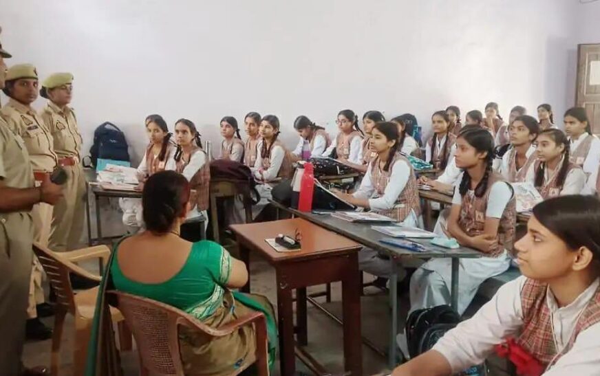 सादाबाद : मिशन शक्ति टीम ने छात्राओं को किया जागरूक, विभिन्न हेल्पलाइन और आत्मनिर्भरता के बारे में दी विस्तार से जानकारी