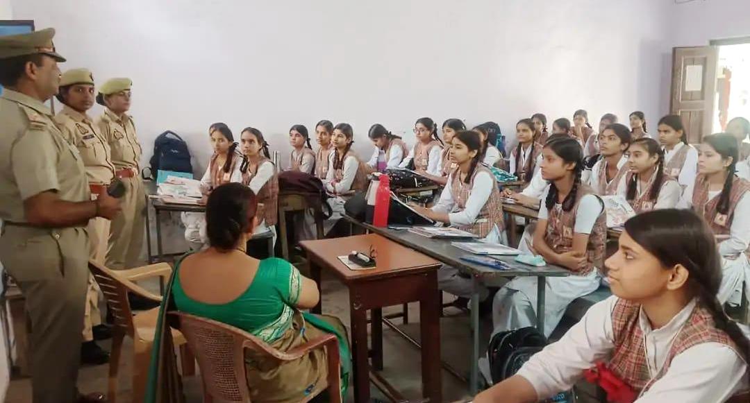 सादाबाद : मिशन शक्ति टीम ने छात्राओं को किया जागरूक, विभिन्न हेल्पलाइन और आत्मनिर्भरता के बारे में दी विस्तार से जानकारी