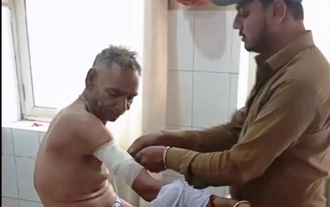 ट्रक ने ओवरटेक के समय बाइक सवारों को रौंदा, जलेसर रोड पर हुई सड़क दुर्घटना में बाइक सवार दो युवक घायल