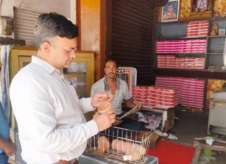 हाथरस में मिलावटखोरों के विरुद्ध खाद्य सुरक्षा विभाग का कड़ा अभियान: स्कूलों से लेकर डेयरी तक छापेमारी