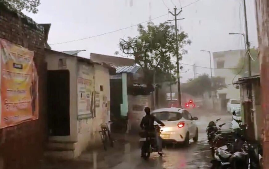 सादाबाद : मौसम के पलटवार से ठंडी पड़ी गर्मी, तेज बारिश आंधी के बाद पारा लुढ़का, कई जगह नुकसान