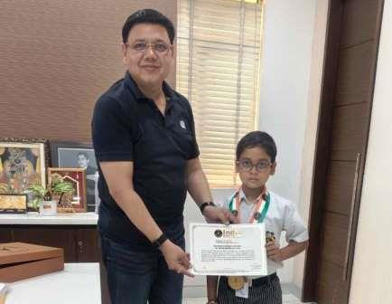 राजीव इंटरनेशनल स्कूल के होनहार लक्ष शर्मा ने रचा इतिहास, स्केटिंग में इंडिया बुक ऑफ रिकॉर्ड्स में दर्ज कराया नाम, वृंदावन की व्यस्त सड़क पर दर्ज की ऐतिहासिक उपलब्धि