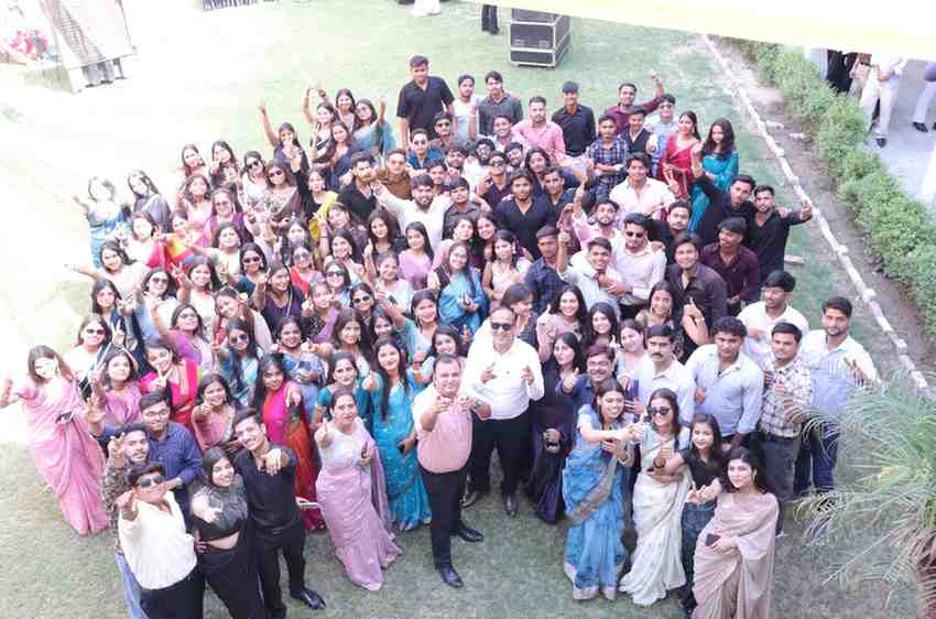 राजीव एकेडमी में “यादों की महफिल” के बीच सीनियर्स को भावभीनी विदाई, पूर्वा व गौरव नागर बने मिस-मिस्टर फेयरवेल