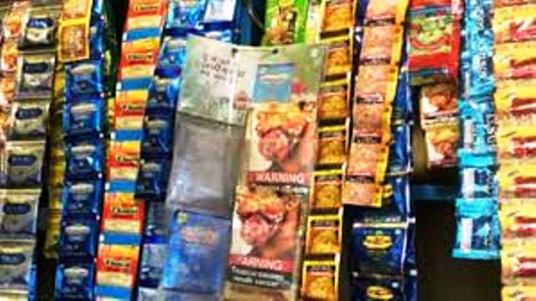 हाथरस : पान मसाला के वजन में ‘खेल’, 15 ग्राम के पाउच में निकला मात्र 11 ग्राम माल, कंपनी को कानूनी नोटिस