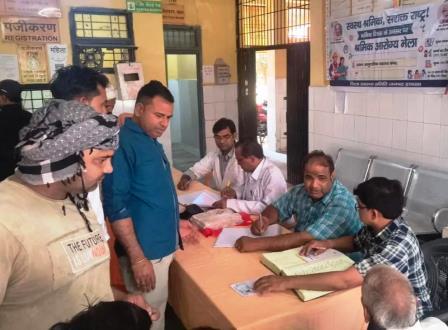 सादाबाद : सीएचसी पर जांची है श्रमिकों की सेहत, अंतरराष्ट्रीय श्रमिक दिवस के उपलक्ष्य में श्रमिक आरोग्य मेले का आयोजन