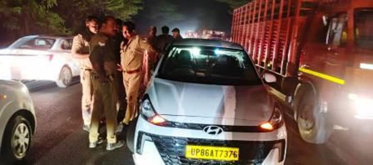 आगरा अलीगढ राजमार्ग पर कार-स्कूटर की भिड़ंत, स्कूटर सवार गंभीर घायल, चालक फरार