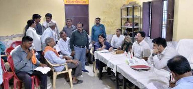 चकबंदी की समस्याओं पर जिलाधिकारी सख्त, कहा- दफ्तर से नहीं मौके पर जाकर करें भूमि विवादों का निस्तारण