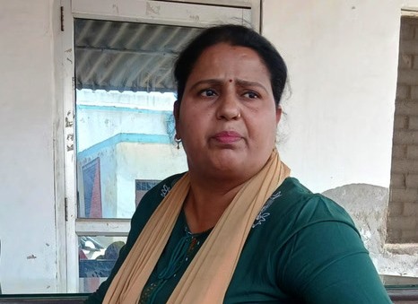 आवास योजना के नाम पर रिश्वत लेते पकड़ी गई महिला कर्मचारी निलंबित, पूछताछ में अन्य कर्मचारियों के नाम भी आए सामने