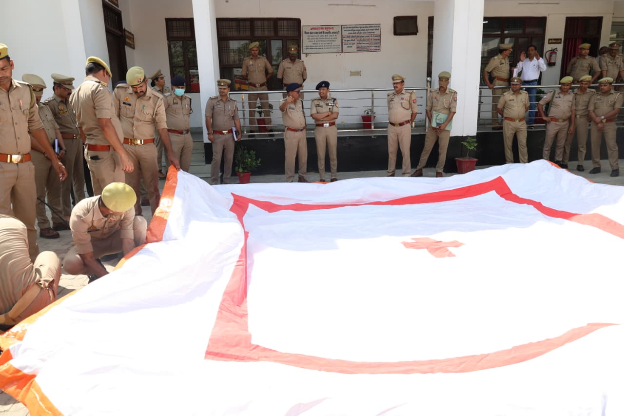 एसपी ने अग्निशमन वाहन को दिखाई हरी झंडी, जंपिंग कुशन सिलेंडर की ड्रिल से परखी तैयारियां