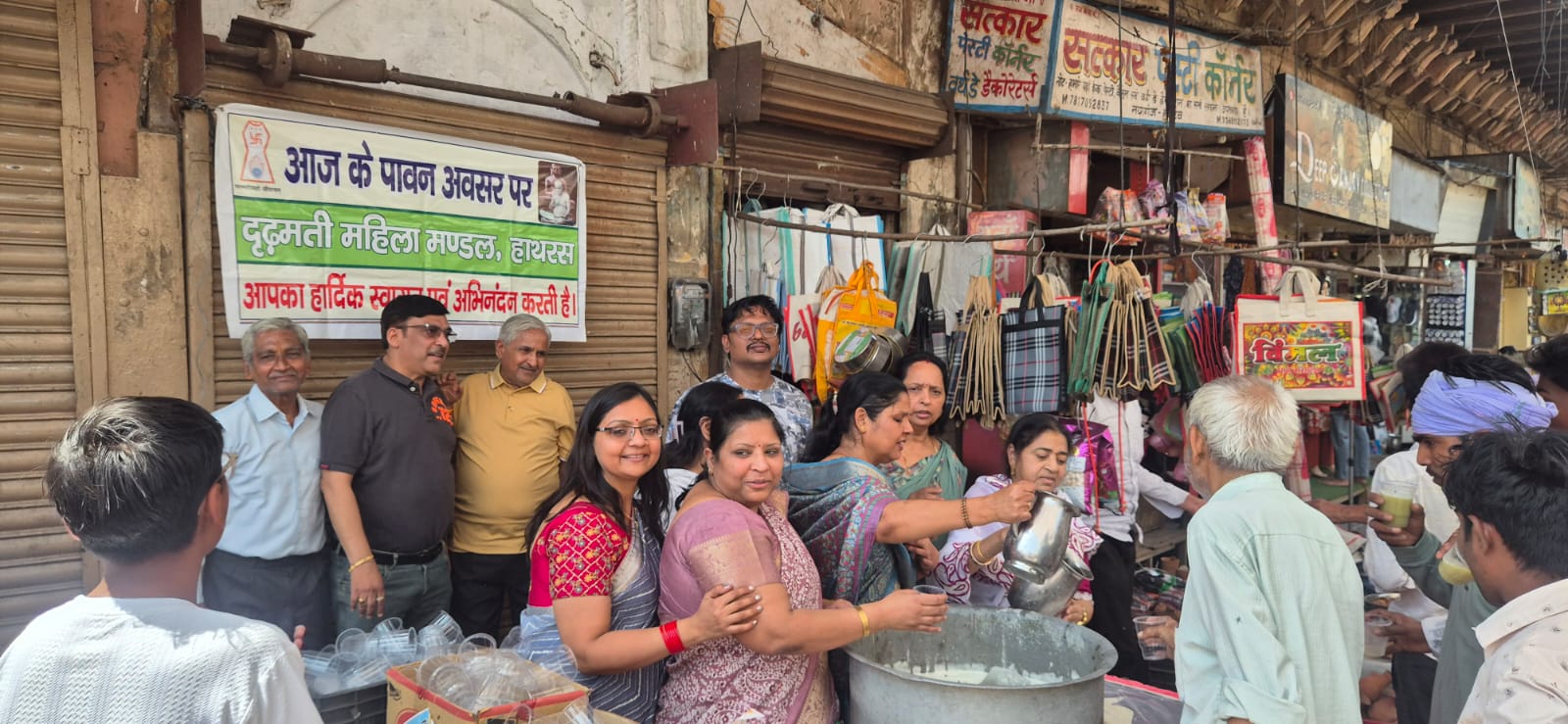 अक्षय तृतीया पर दृढ़मति महिला मंडल द्वारा गन्ने के रस का भव्य वितरण, जैन परंपरा की झलक
