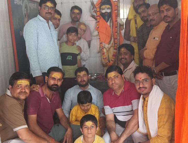 मुरसान : अक्षय तृतीया और भगवान परशुराम जन्मोत्सव के पावन अवसर पर रविवार को कस्बा मुरसान स्थित हनुमानगढ़ी भगवान परशुराम मंदिर में श्रद्धा और भक्ति के साथ विशेष पूजा-अर्चना आयोजित की गई