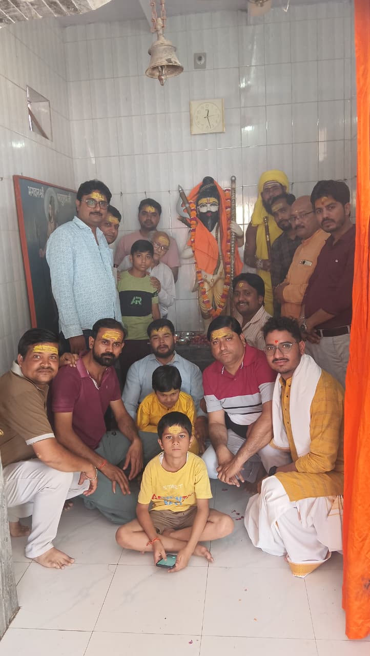 मुरसान : अक्षय तृतीया और भगवान परशुराम जन्मोत्सव के पावन अवसर पर रविवार को कस्बा मुरसान स्थित हनुमानगढ़ी भगवान परशुराम मंदिर में श्रद्धा और भक्ति के साथ विशेष पूजा-अर्चना आयोजित की गई