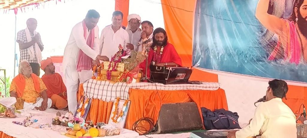 भागवत कथा में शामिल हुए सपा नेता रामनारायण काके, शहजादपुर में लिया आशीर्वाद