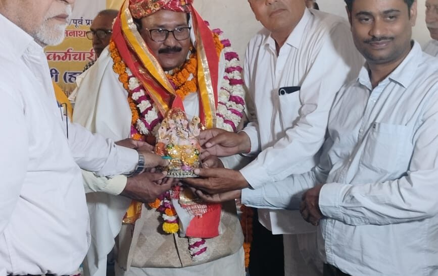 सेवानिवृत्ति पर संतोष तिवारी का भव्य विदाई समारोह, शिक्षकों ने दी भावभीनी विदाई