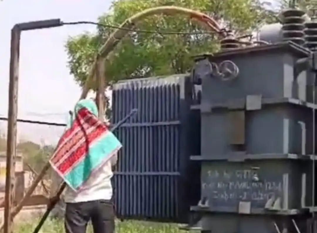 सादाबाद : पानी डालकर ठंडे किए जा रहे विद्युत उपकरण