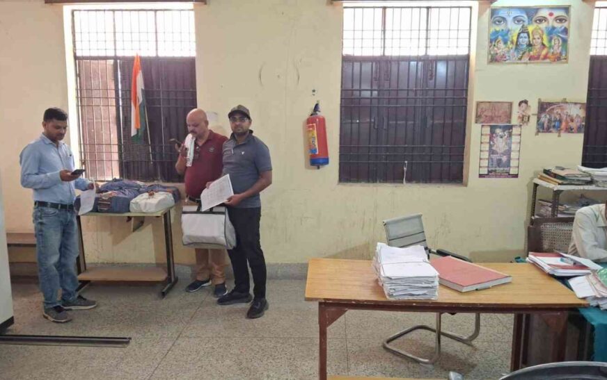 सासनी : अतिरिक्त कार्यभार के विरोध में लेखपालों ने सौंपा ज्ञापन, 16 बस्ते आरके ऑफिस में जमा