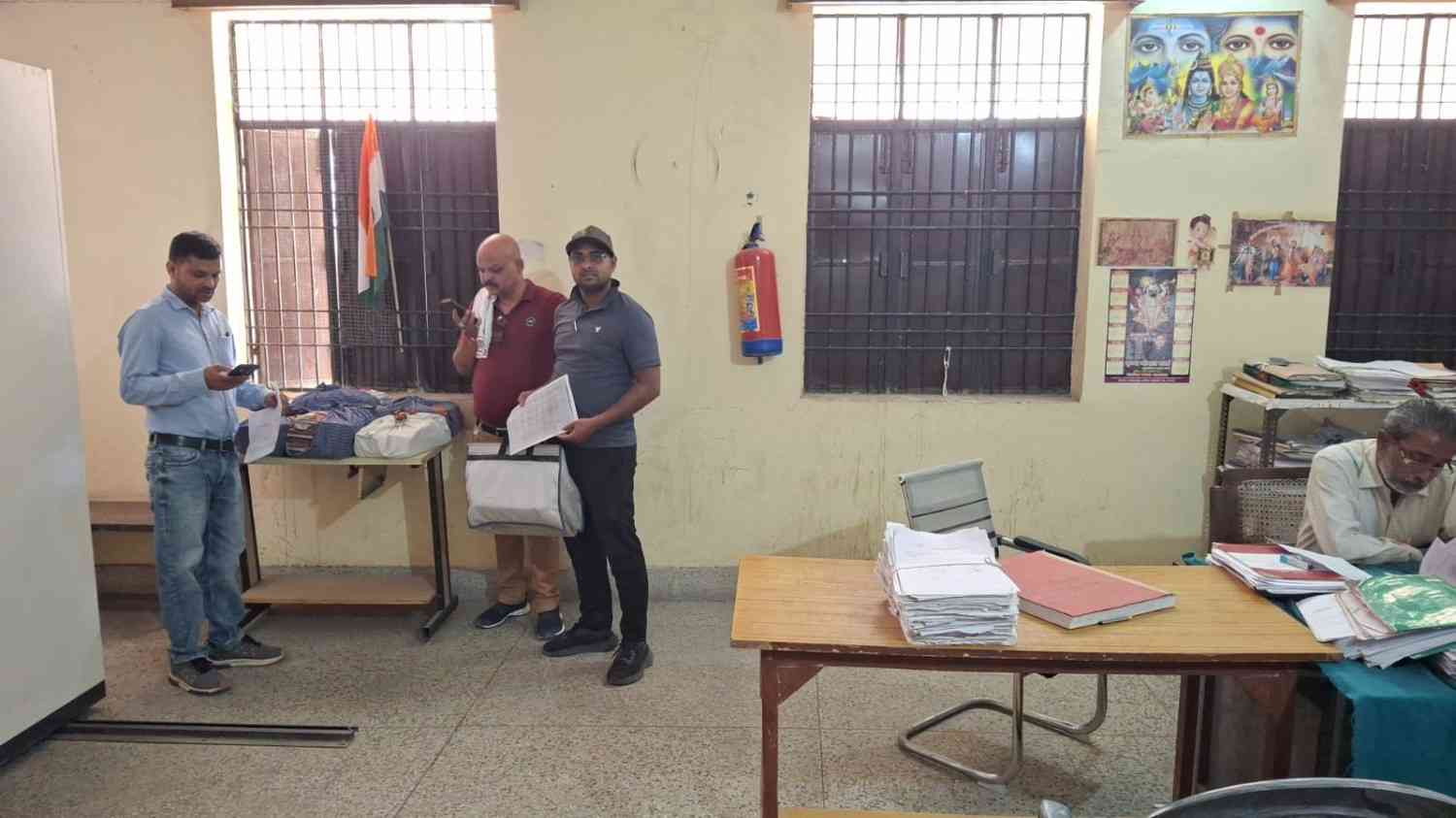 सासनी : अतिरिक्त कार्यभार के विरोध में लेखपालों ने सौंपा ज्ञापन, 16 बस्ते आरके ऑफिस में जमा