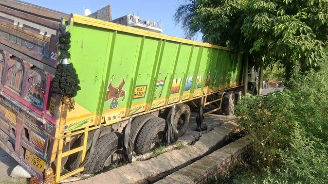 मार्बल लदे ट्रक के वजन से धंसी मुख्य सड़क, दो साल पहले हुआ था निर्माण, बाल-बाल बची जान, अधिशासी अधिकारी ने दिए जांच के आदेश