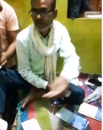 हाथरस के लाला के नगला में सरेआम चल रहा सट्टे का खेल, सोशल मीडिया पर वीडियो हुई वायरल, मचा हड़कंप