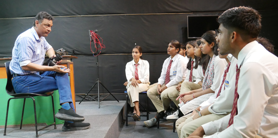 प्रायोगिक प्रशिक्षण से निखरे विद्यार्थियों के फोटोग्राफी कौशल, मंगलायतन विश्वविद्यालय में फोटोग्राफी वर्कशॉप में छात्रों ने सीखे कैमरे के गुर
