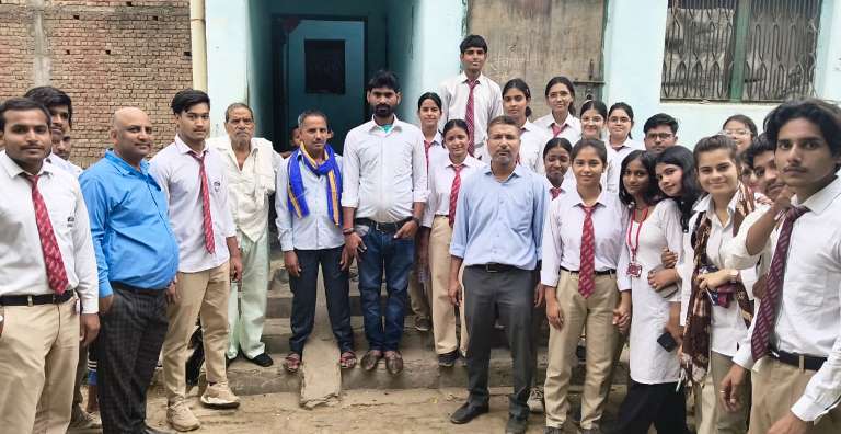 मंगलायतन विश्वविद्यालय के विद्यार्थियों ने नशा मुक्ति अभियान में ग्रामीणों को किया जागरूक