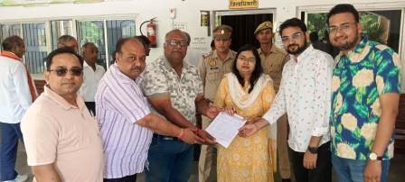 कमर्शियल गैस सिलेंडर की बढ़ी कीमतों के खिलाफ व्यापारियों का हल्लाबोल, हाथरस के व्यापारियों ने डीएम को घेरा, आंदोलन की चेतावनी दी