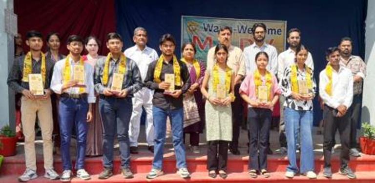 एमएलडीवी पब्लिक इण्टर काॅलेज में मेधावी छात्र-छात्राओं का हुआ सम्मान-समारोह