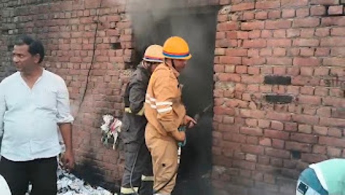 हाथरस के दोना-पत्तल फैक्ट्री में लगी भीषण आग, लाखों का हुआ नुकसान