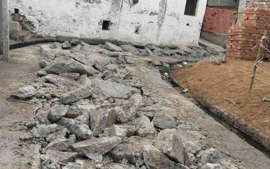 हसायन में सीवर लाइन के लिए खुदवाकर छोड दी सडक के ऊबड खाबड पडे होने से राहगीर परेशान