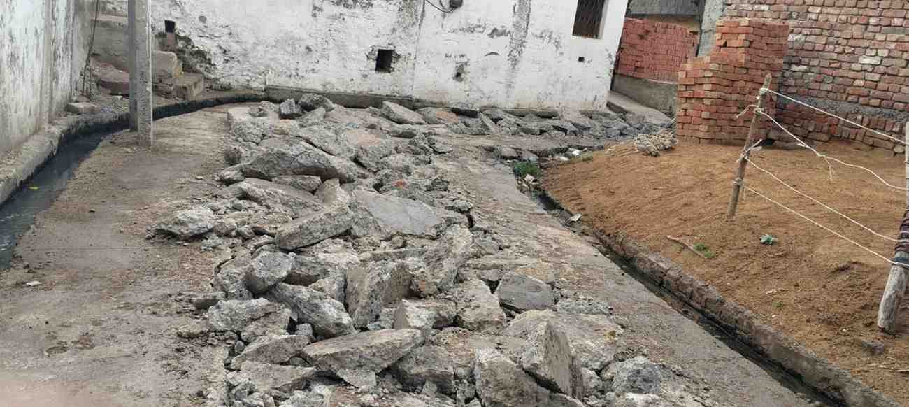 हसायन में सीवर लाइन के लिए खुदवाकर छोड दी सडक के ऊबड खाबड पडे होने से राहगीर परेशान