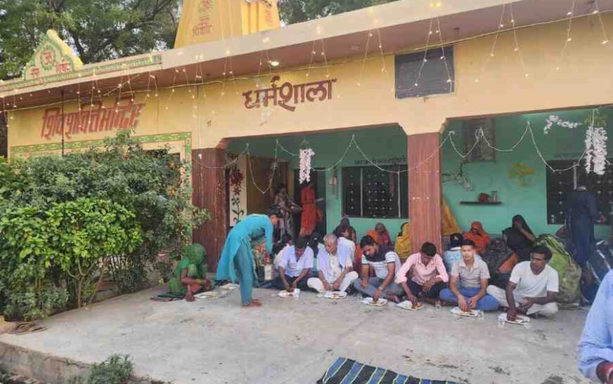 हसायन : लखनऊ रवाना होने से पहले ही ग्राम पंचायत के जनप्रतिनिधियो प्रधान व प्रधान पतियों को पुलिस ने किया नजरबंद