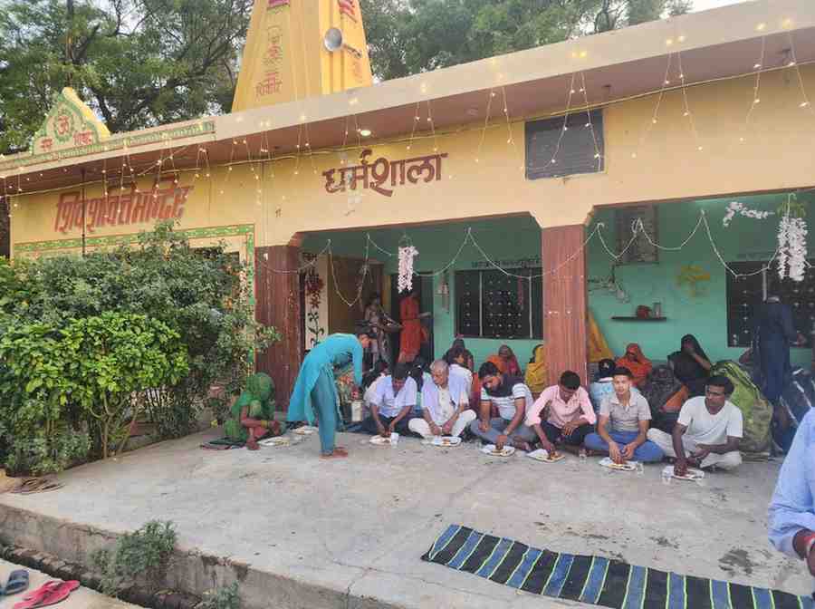 हसायन : लखनऊ रवाना होने से पहले ही ग्राम पंचायत के जनप्रतिनिधियो प्रधान व प्रधान पतियों को पुलिस ने किया नजरबंद