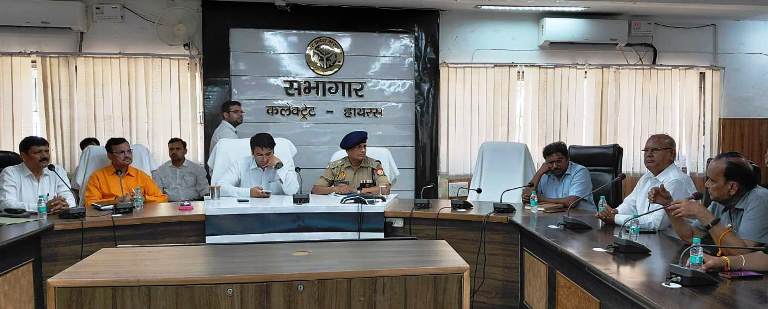 बुलियन और सोना खरीद से परहेज की अपील, हाथरस के सर्राफा व्यापारियों के साथ जिलाधिकारी ने की बैठक