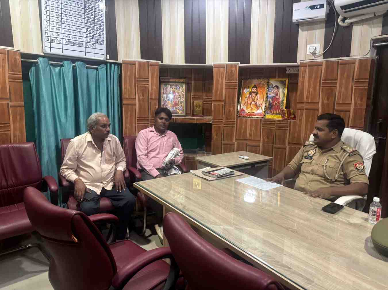 हसायन : लखनऊ रवाना होने से पहले ही ग्राम पंचायत के जनप्रतिनिधियो प्रधान व प्रधान पतियों को पुलिस ने किया नजरबंद