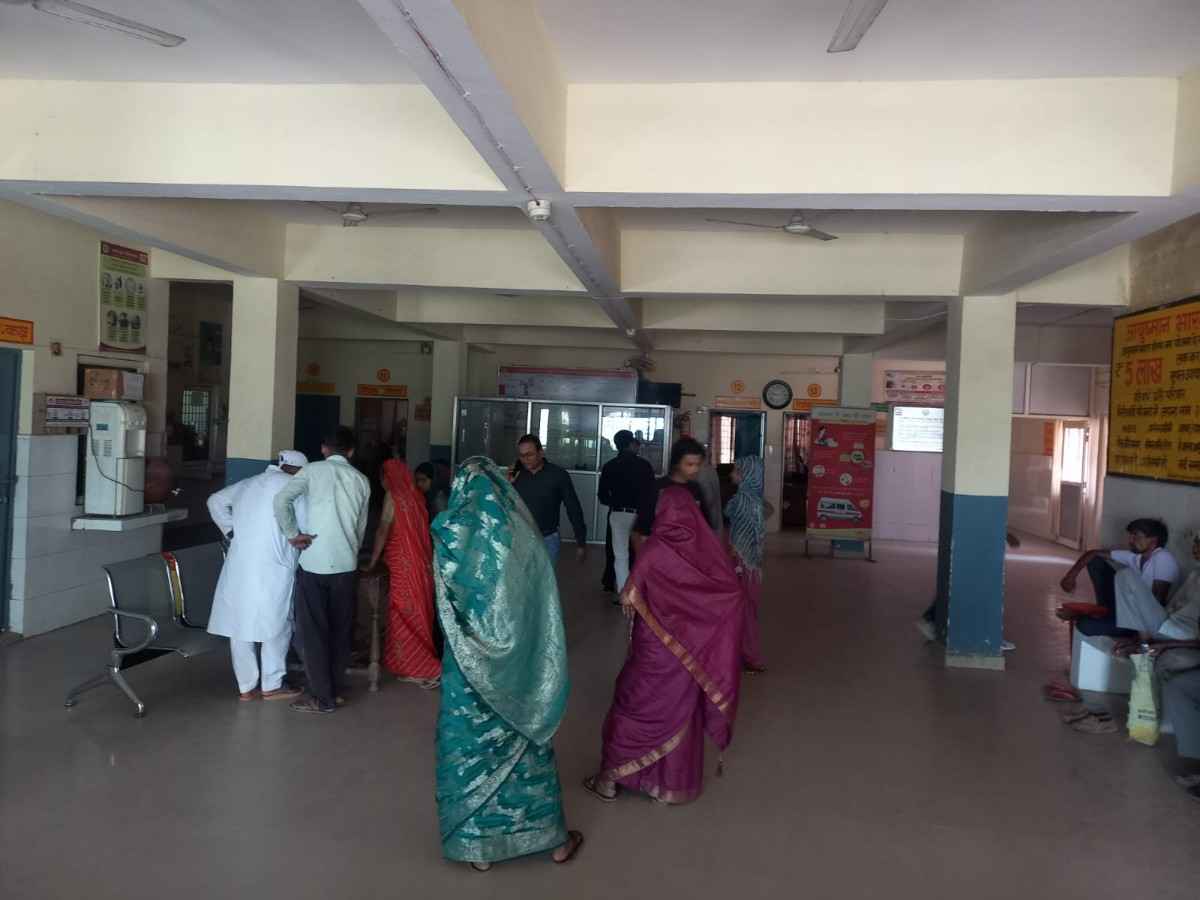 हसायन : विद्युत केबिल में आग लग जाने से ठप्प हो गई सीएचसी की आपूर्ति