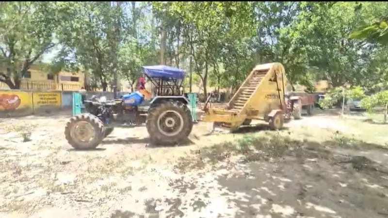 हसायन : अवैध रूप से मिट्टी खनन कर रही मशीन व ट्रैक्टर पकडा  