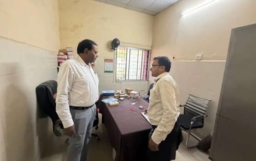 हसायन : कार्यवाहक सीएमओ ने किया सीएचसी का आकस्मिक निरीक्षण, अनुपस्थित मिले कई चिकित्सक व कर्मी