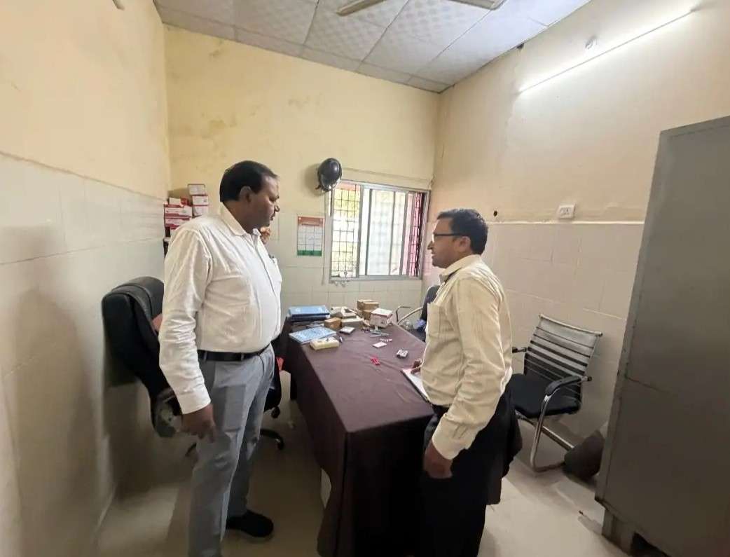हसायन : कार्यवाहक सीएमओ ने किया सीएचसी का आकस्मिक निरीक्षण, अनुपस्थित मिले कई चिकित्सक व कर्मी