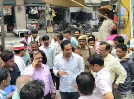 सादाबाद : आयुर्वेदिक अस्पताल की जांच के लिए पहुंचे अफसर  बिसावर में सालों से बदहाल पड़ा है आयुर्वेदिक अस्पताल, महापंचायत की घोषणा के बाद हरकत में आया प्रशासन