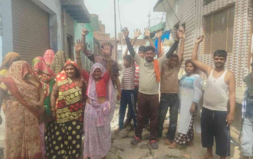 हसायन : सीवर लाइन के लिए खुदवाकर छोड़ दी सड़क के ऊबड़-खाबड़ पडे होने से परेशान वाशिंदो ने किया प्रदर्शन
